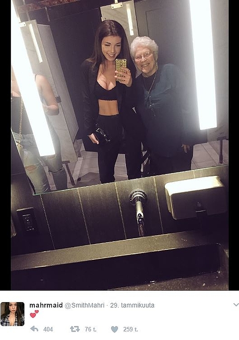 nuori teini tyttöjen alaston selfies