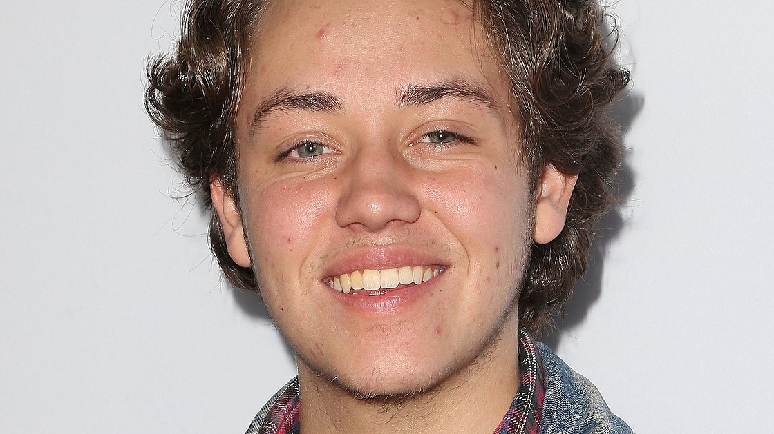 Ethan Cutkosky näyttelee sarjassa Carlia. 