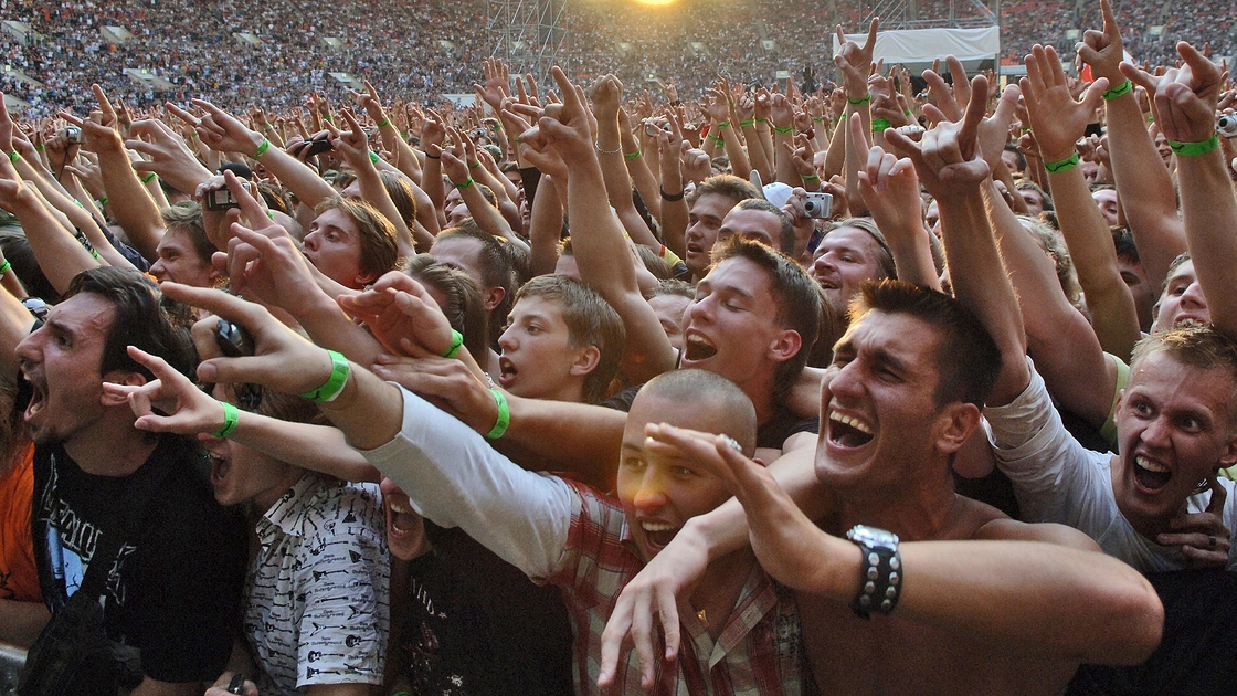 Зрители пришедшие на концерт. Metallica Лужники 2007. Толпа на концерте. Толпа на стадионе. Стадион с людьми.