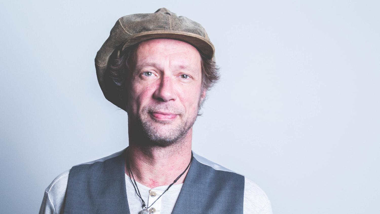 Antti Reinin juontamassa The uutuusrealityssä kilpailijat joutuvat vastatusten sekä henkisten että fyysisten voimavarojensa kanssa.