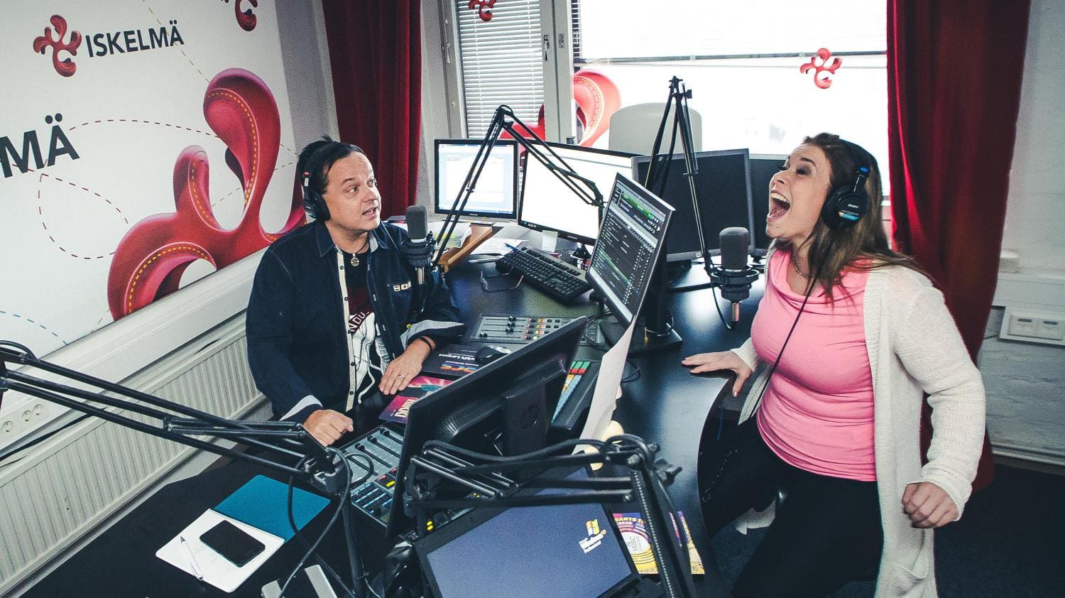 Mikko Siltala juontaa Iskelmän aamuklubia yhdessä Pauliina Puurilan kanssa.