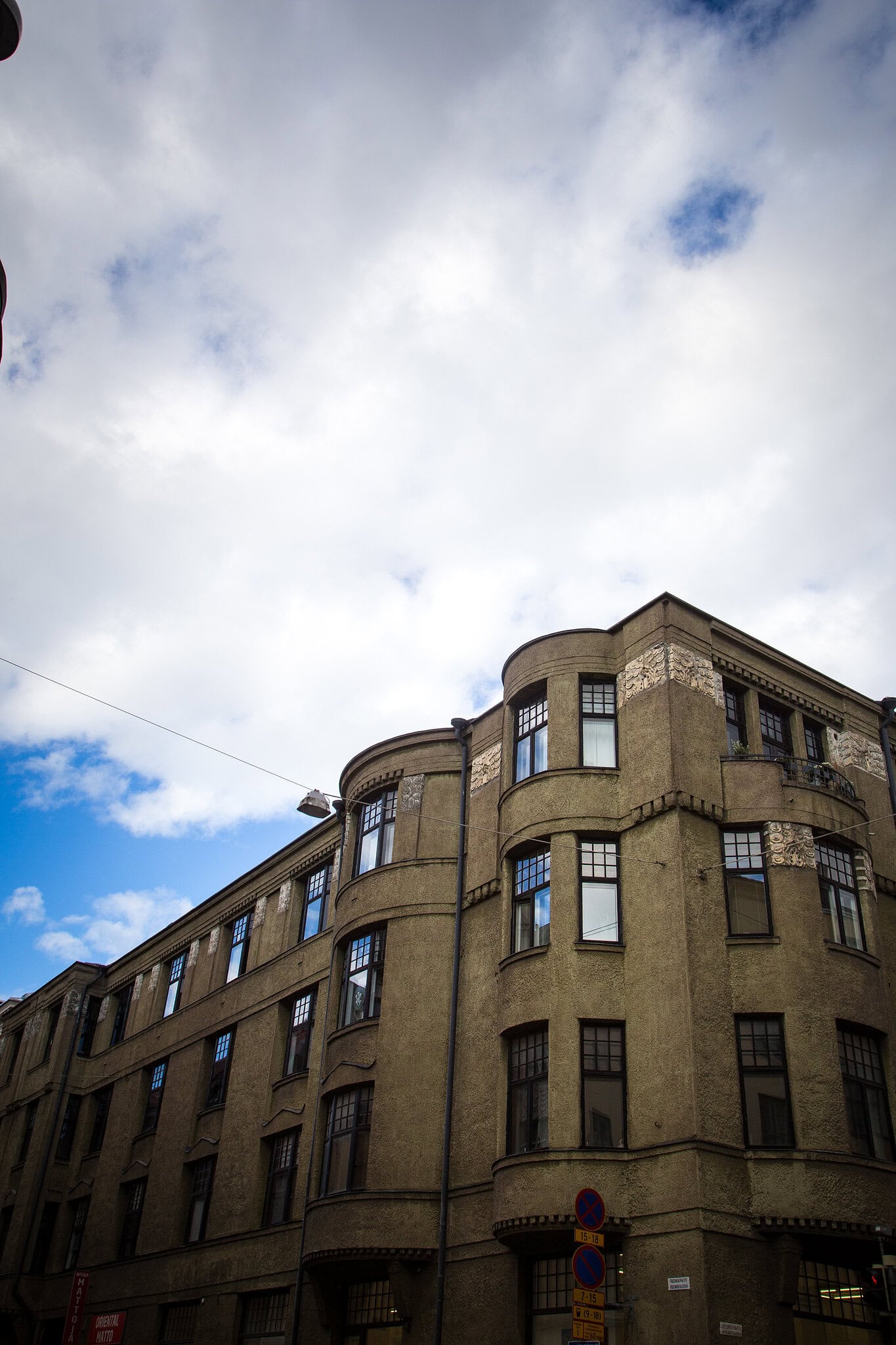 Touko Laaksonen asui viimeiset vuotensa tässä talossa toisessa kerroksessa kulmahuoneistossa. Erkkeriin oli sijoitettu miehen piirustuspöytä.