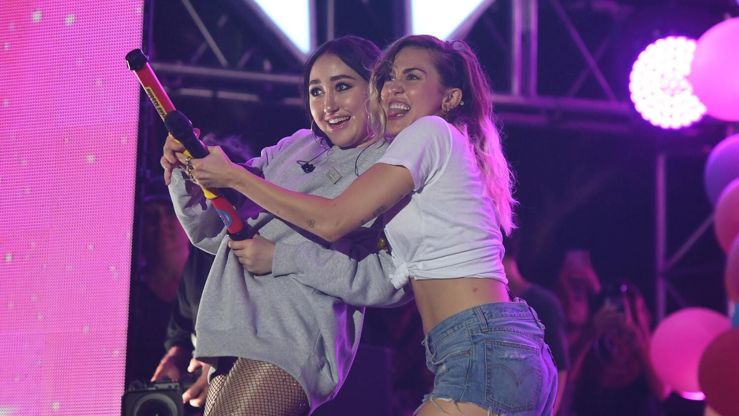 Sisarukset Noah Cyrus (vas.) ja Miley Cyrus (oik.).