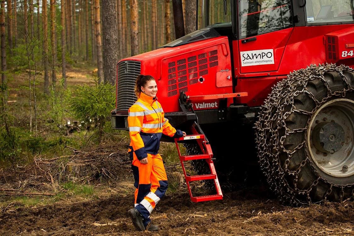 Titta Toivanen, 22, valmistuu metsäkoneenkuljettajaksi.