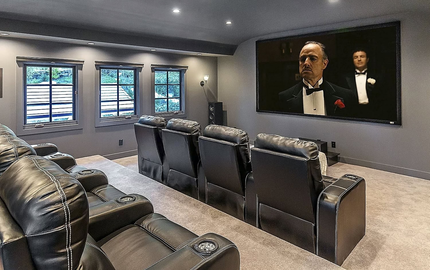 Aunnosta löytyy myös erillinen huone kotiteatteria varten.