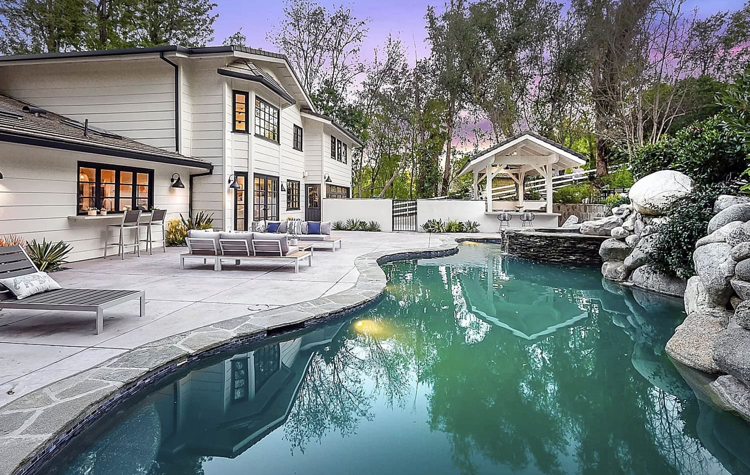 Talon edessä on patio sekä uima-allas.