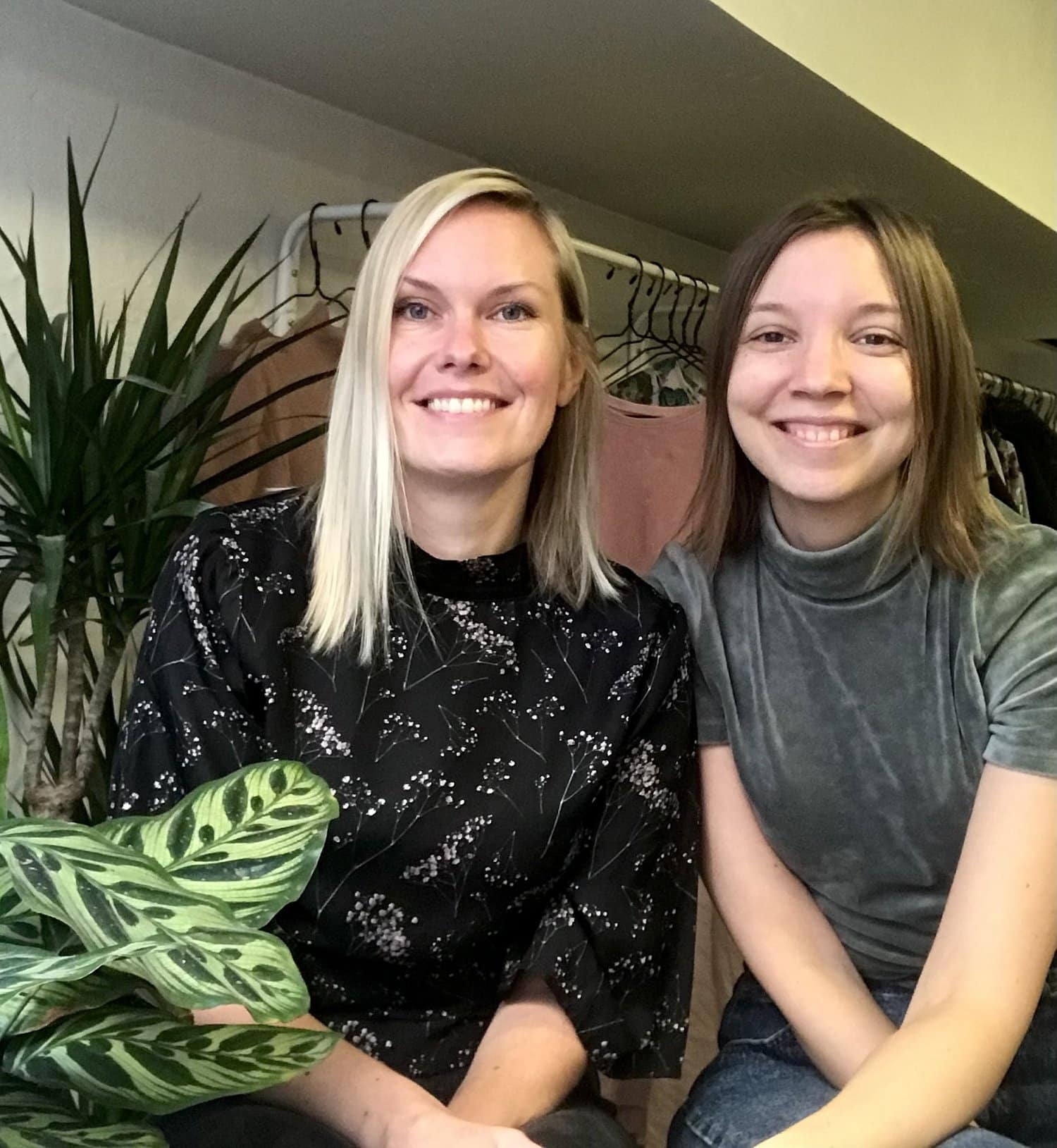 Vaatelainaamo Vaaterekin perustajat Emmi (vasemmalla) ja Veera