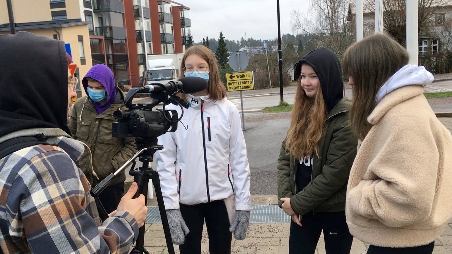 Nuoret lavastivat koulukiusaamistilanteita ja kuvasivat silminnäkijöiden reaktioita.