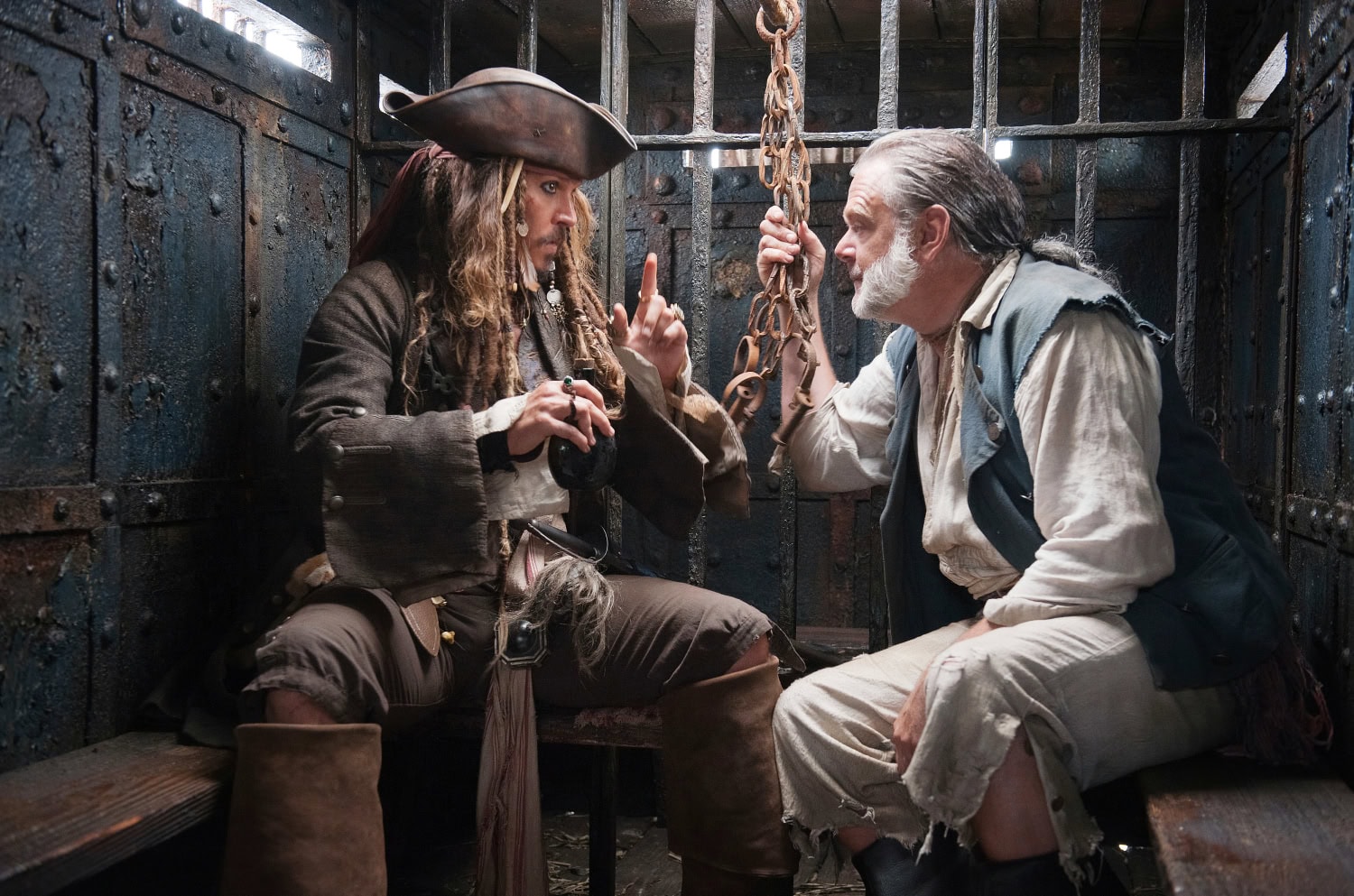 Johnny Depp ja Kevin McNally roolihahmoissaan Pirates of the Caribbean -elokuvasarjassa.