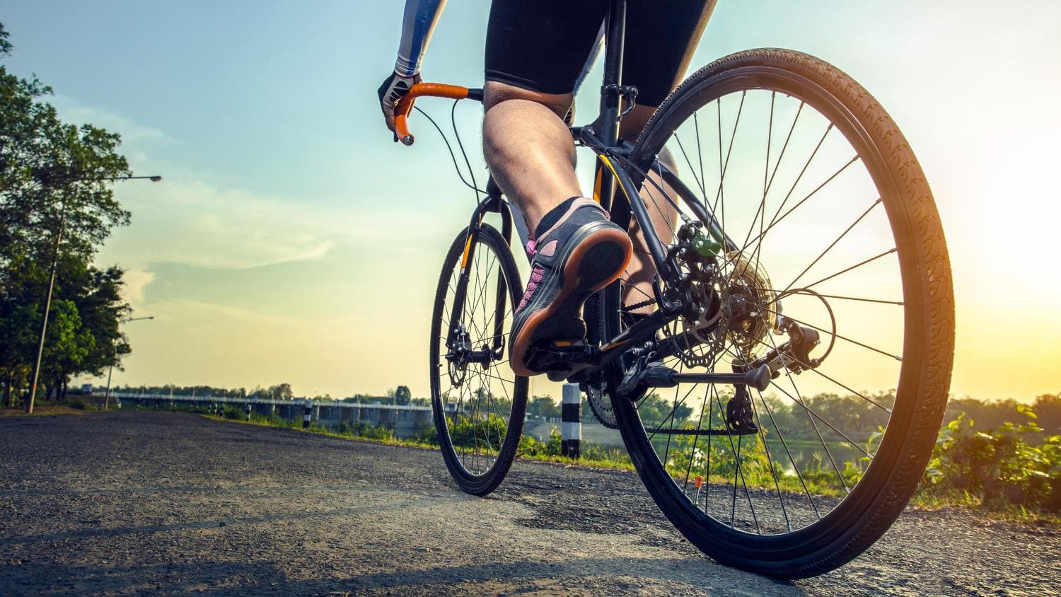 Myös pyöräilijöiden täytyy muistaa näyttää suuntamerkkiä.