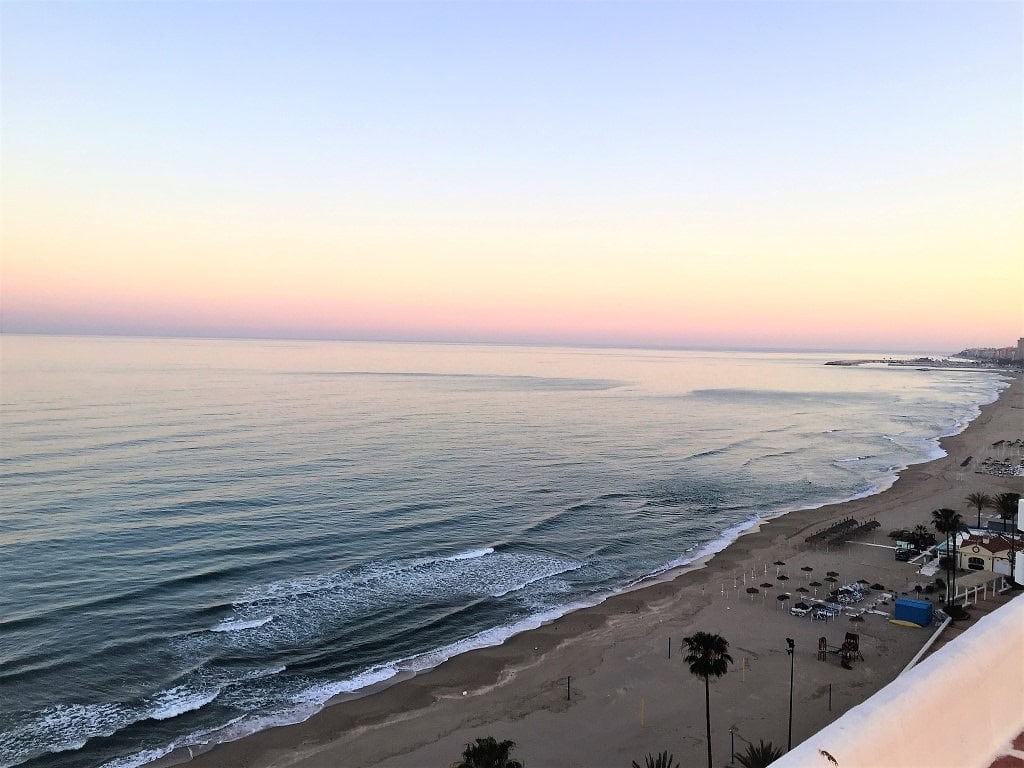 Keväällä 2020 koronapandemia tyhjensi uimarannat Aurinkorannikolla.