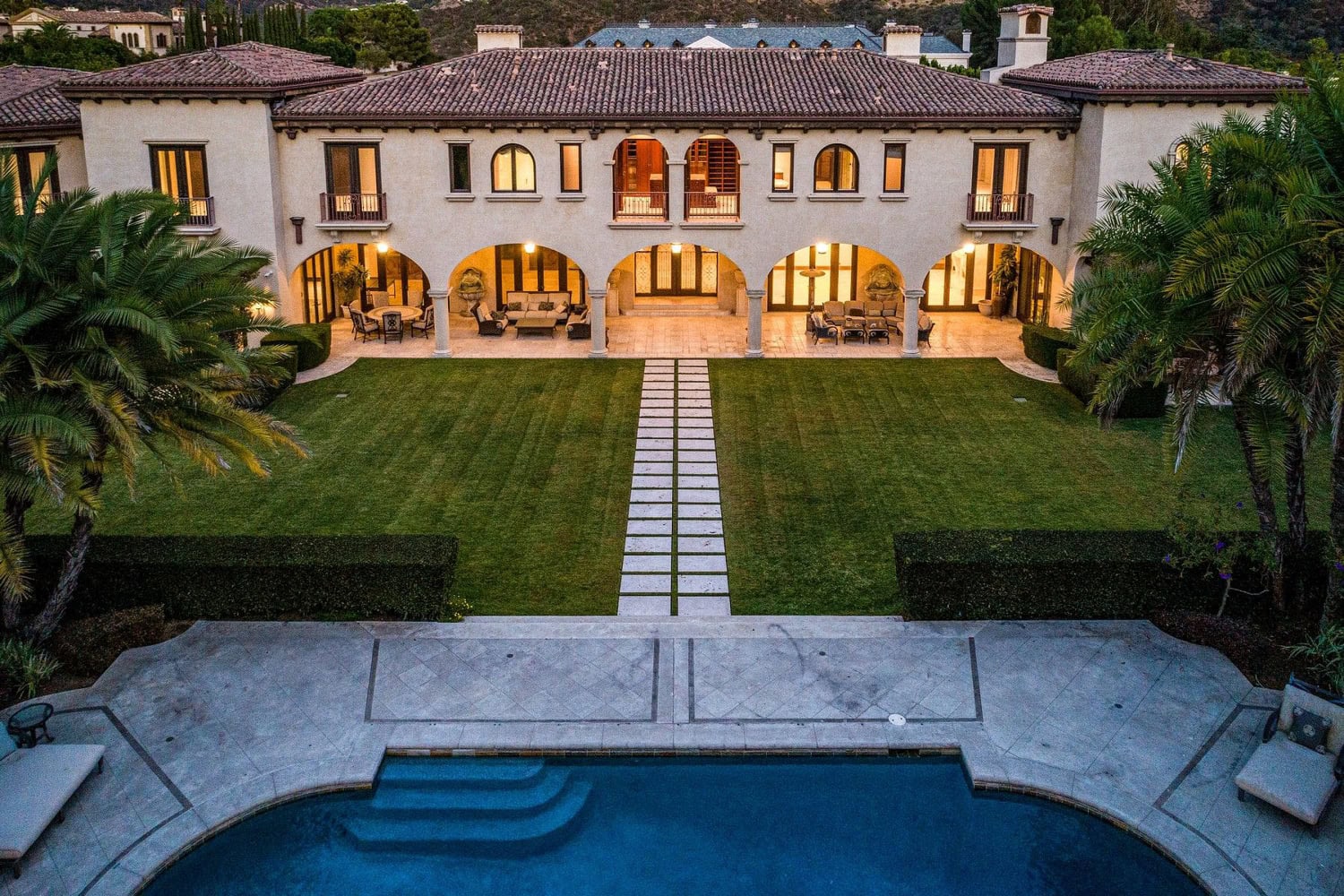 Sofia Vergara ja Joe Manganiello ostivat hulppean kartanon Los Angelesista viime vuonna. He maksoivat lukaalista yli 21 miljoonaa euroa.