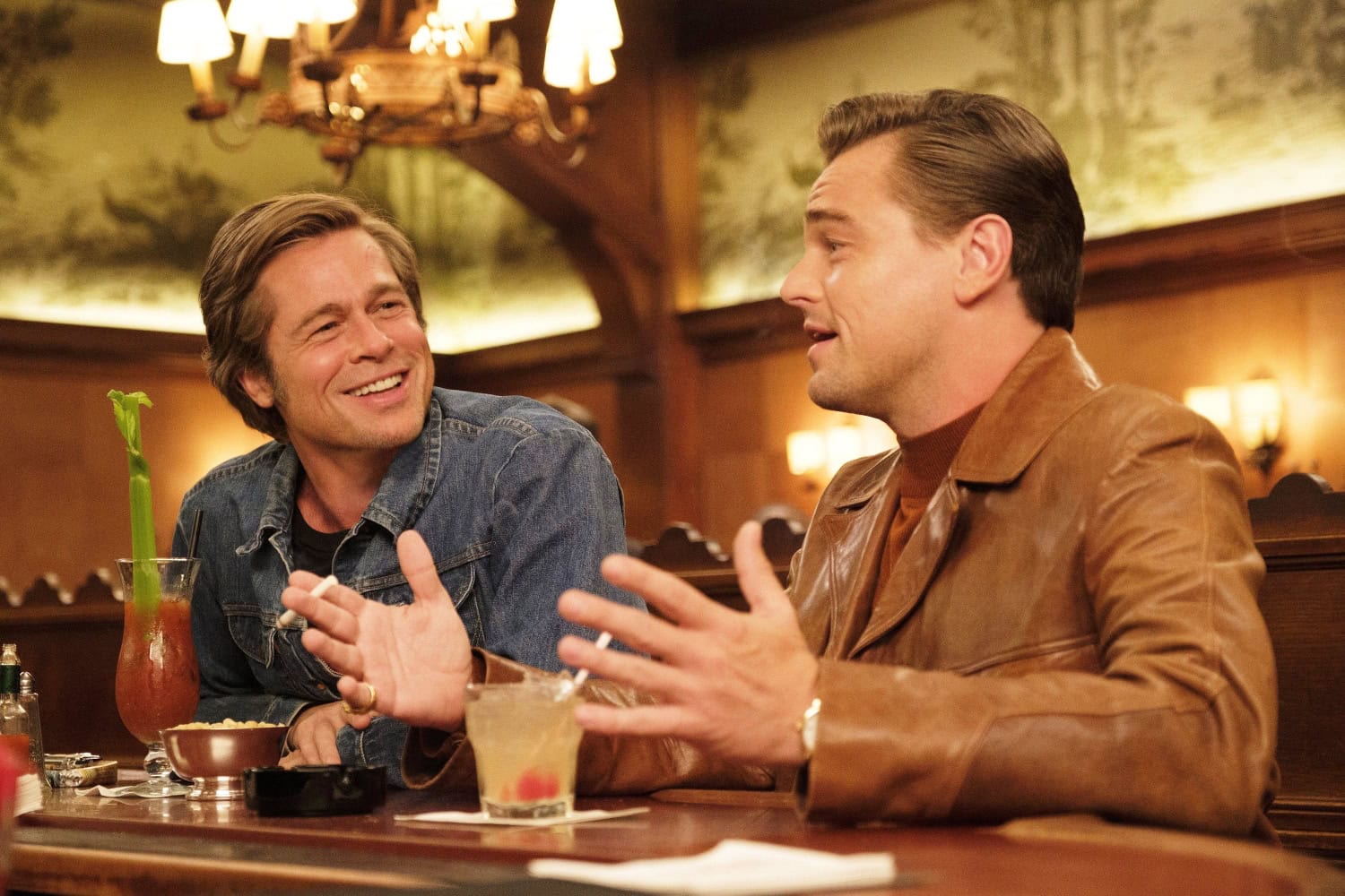 Brad Pitt (vas.) ja Leonardo DiCaprio elokuvassa Once Upon a Time in Hollywood.