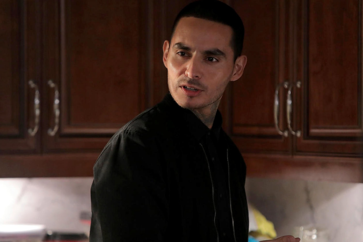 Näyttelijä Manny Montana ei suostunut palkan alentamiseen Good Girls -sarjan viidennelle tuotantokaudelle.