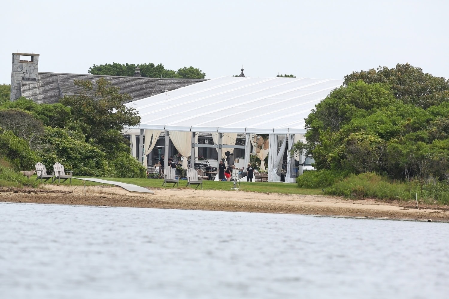 Juhlia varten merenrantatontille oli pystytetty valtava teltta.