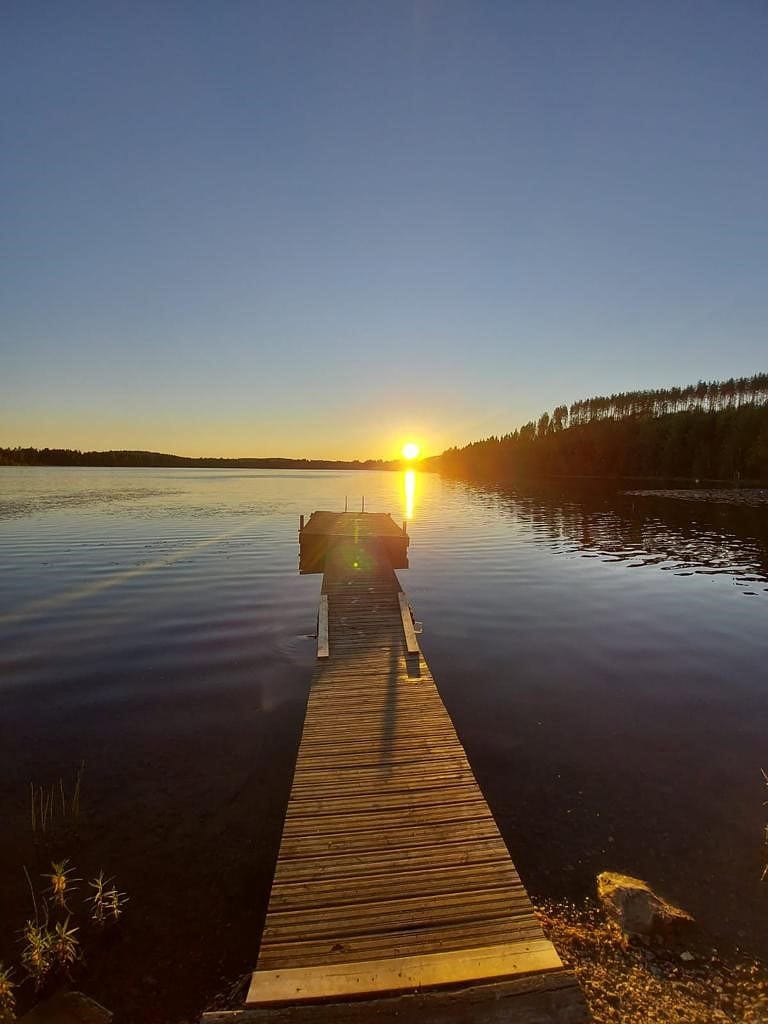 Helteisen päivän jälkeen tyyni kesäilta ja auringonlasku kutsuvat pulahtamaan veteen.