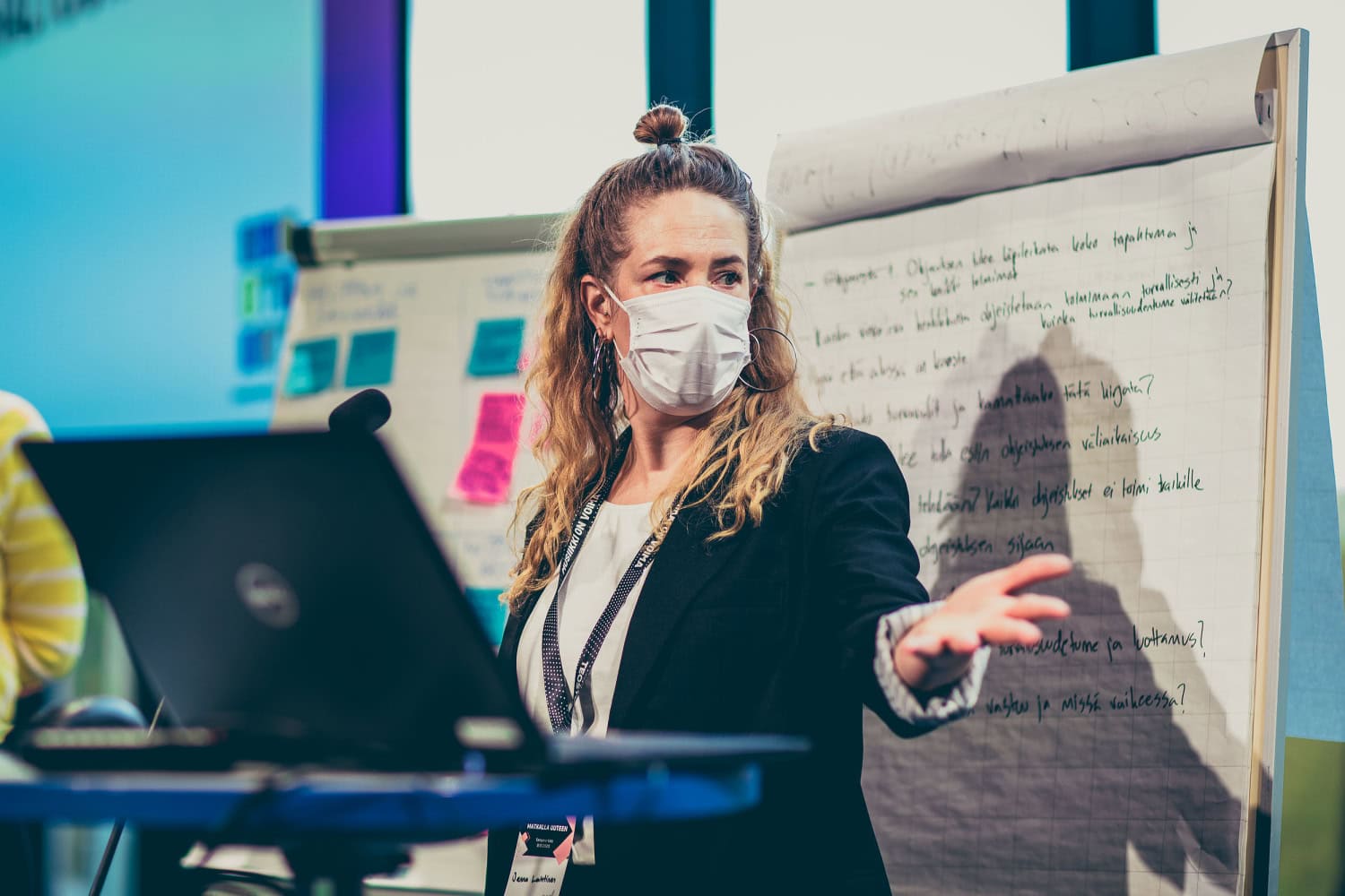 LiveFIN ry:n Jenna Lahtinen iloitsee radioiden ja yleisön tuesta.