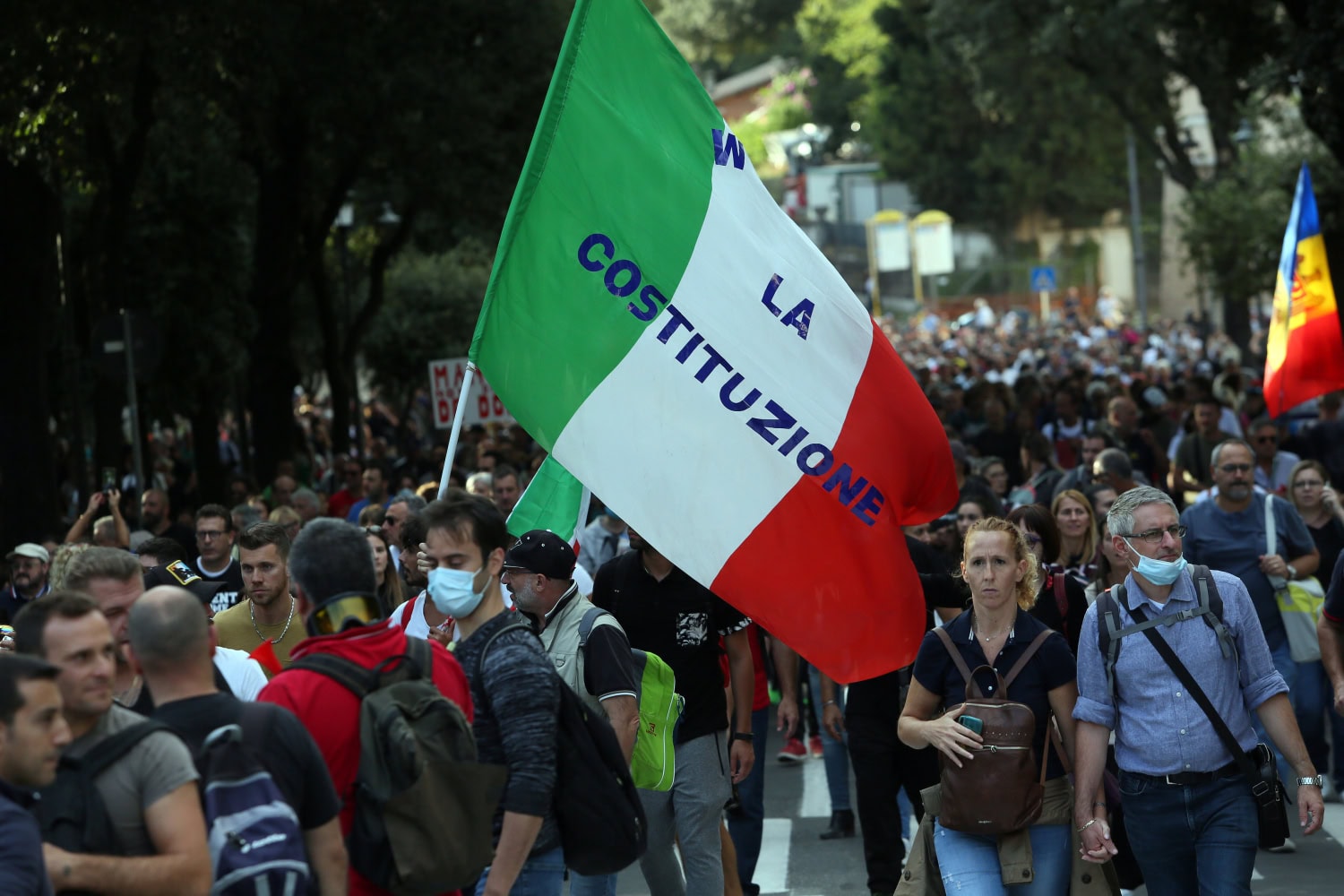 Roomassa tuhannet ihmiset osoittivat sunnuntaina mieltä koronapassia vastaan.