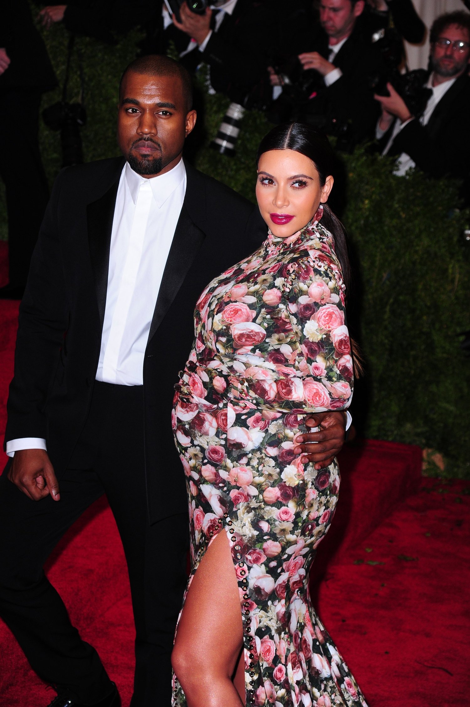 Kim Kardashian yhdessä silloisen aviomiehensä Kanye Westin kanssa vuonna 2013, kun pari odotti esikoistaan