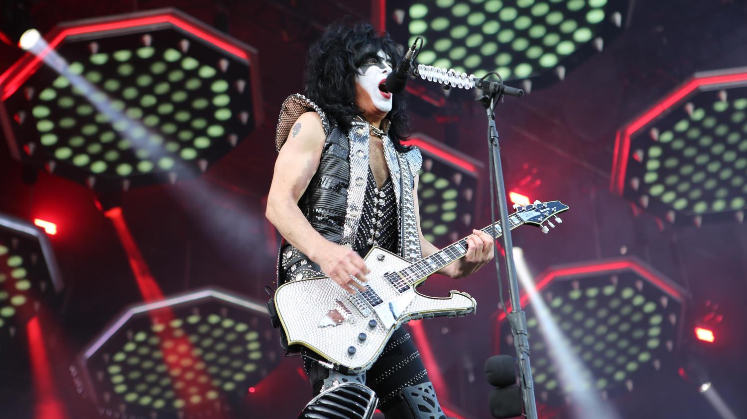 Paul Stanley Kiss-yhtyeen keikalla.