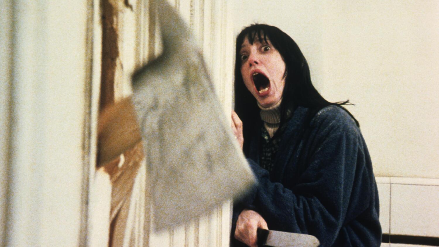 Kuva elokuvan kohtauksesta, jossa Jack jahtaa vaimoaan vessaan.