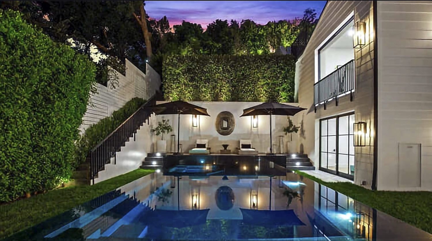 Laajalta piha-alueelta löytyy myös oma uima-allas.