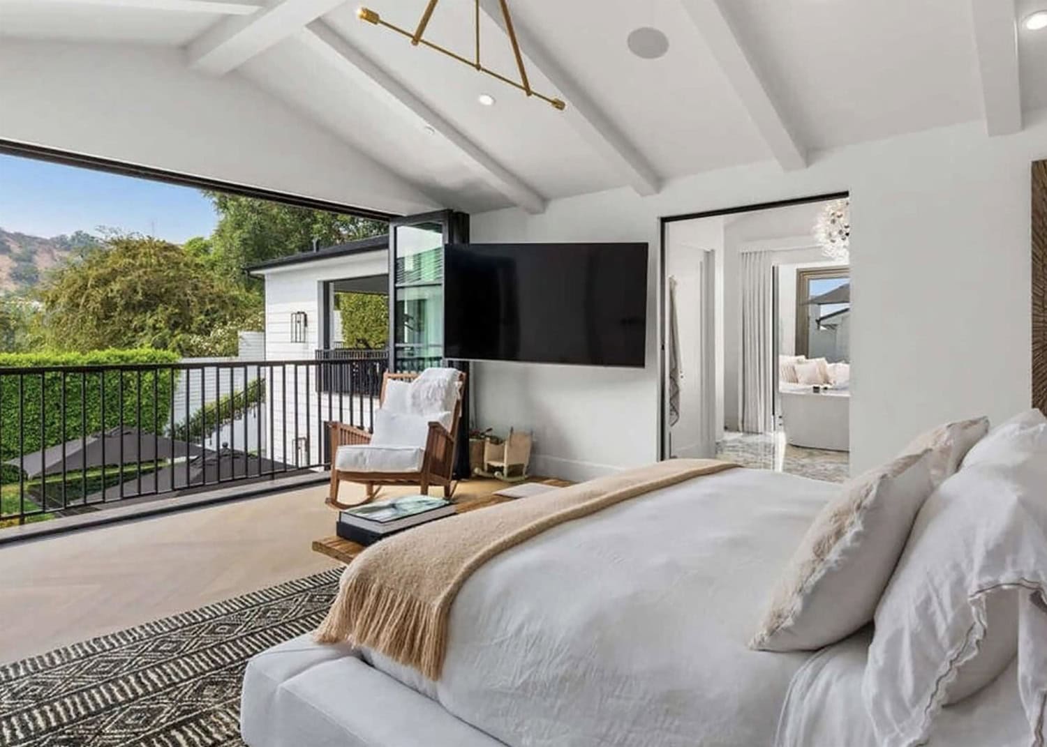 Makuuhuoneita on talossa viisi, kylpyhuoneita puolestaan seitsemän.