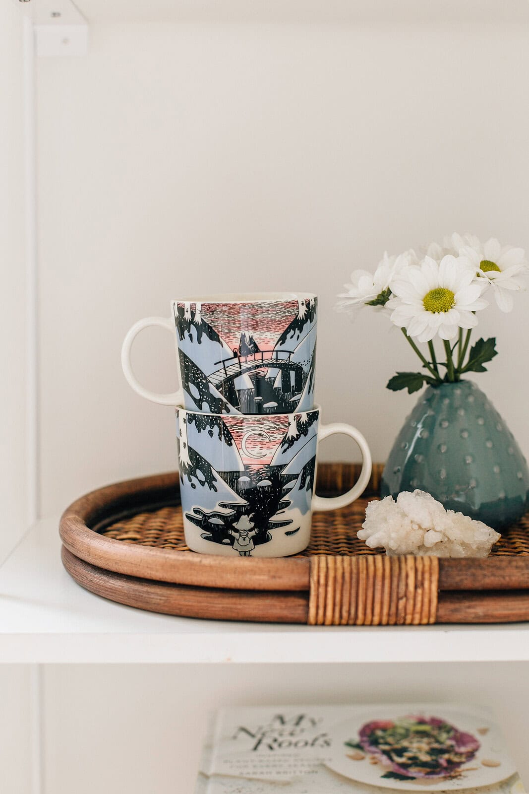 Arabian vuoden 2021 Muumin päivä -mukin kuvitus on peräisin Tove Janssonin Taikatalvi-teoksesta vuodelta 1957 ja Laulukirjasta Visor från Mumindalen vuodelta 1993.