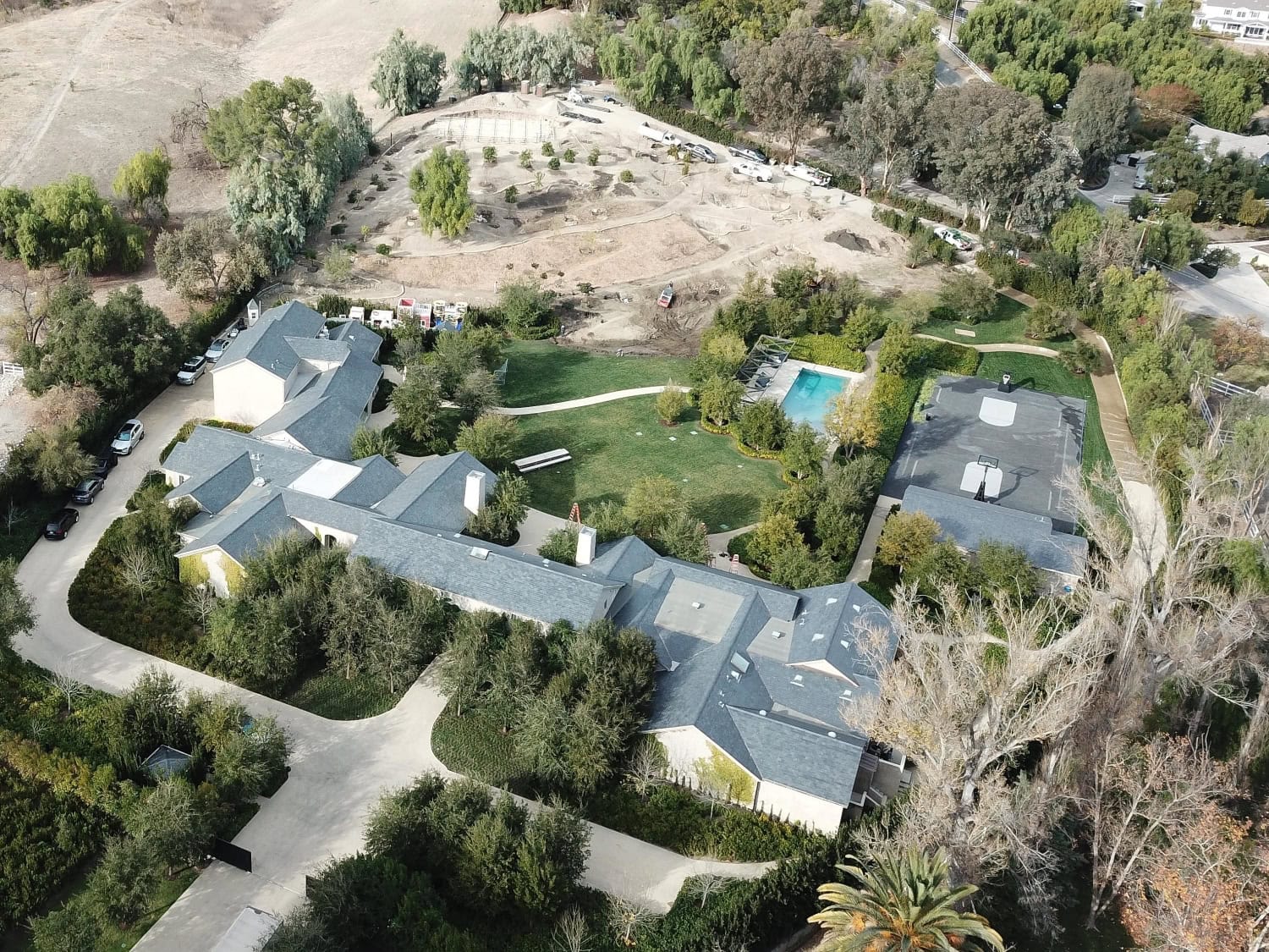 Westin ja Kardashianin ostama kartano ilmasta kuvattuna.