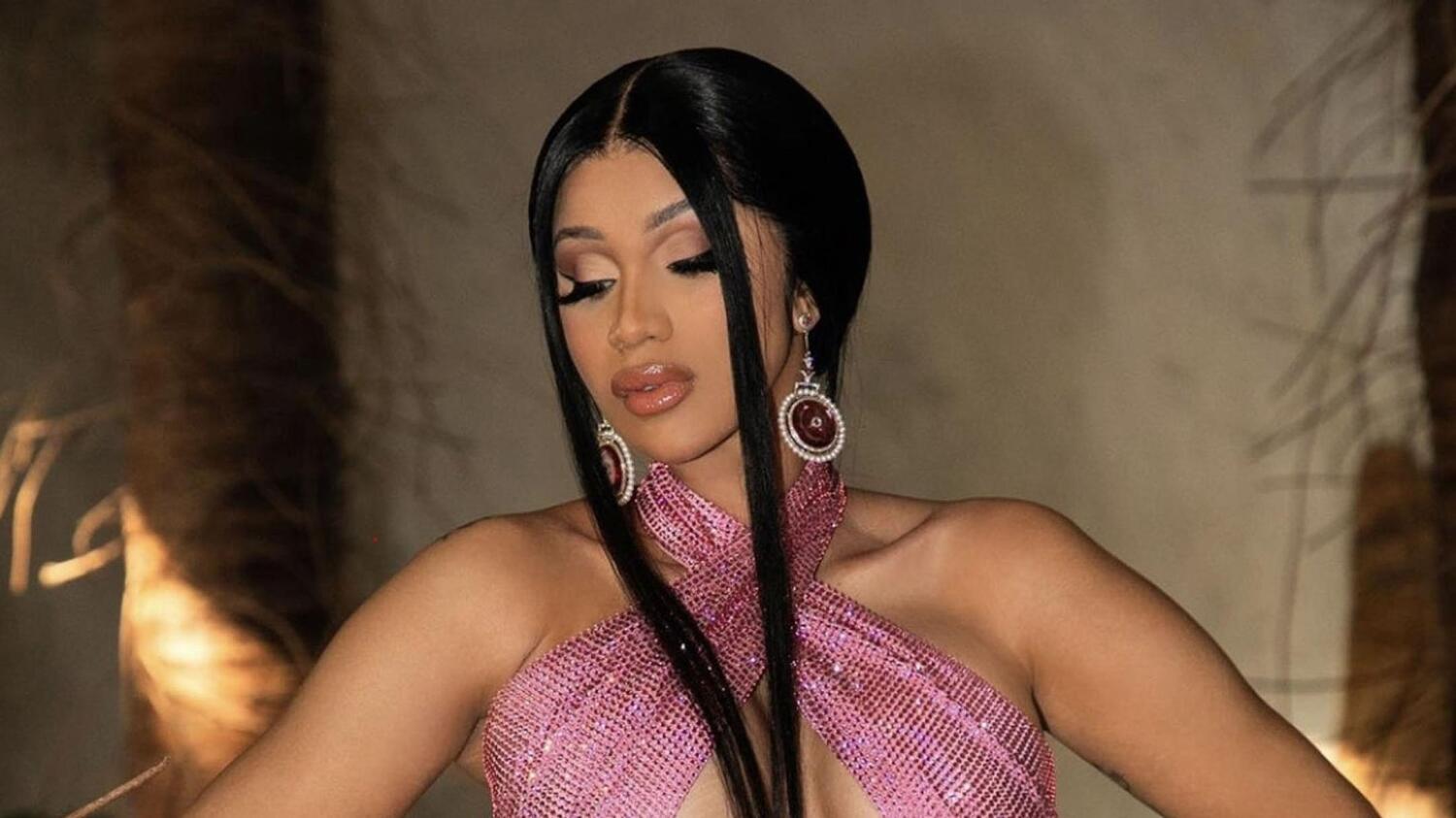 Cardi B tuomitsi vihaajat Instagram-livessä.