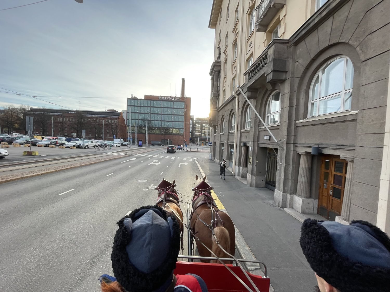 Näkyvyys vankkureista on hyvä. Panimohevoset liikkuvat kaupungissa pääasiassa autoteitä pitkin.