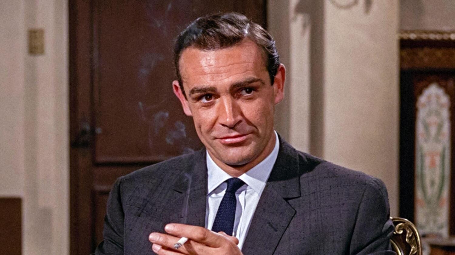 Sean Connery oli ensimmäinen Bond-näyttelijä. Hän esitti roolia yhteensä seitsemässä elokuvassa