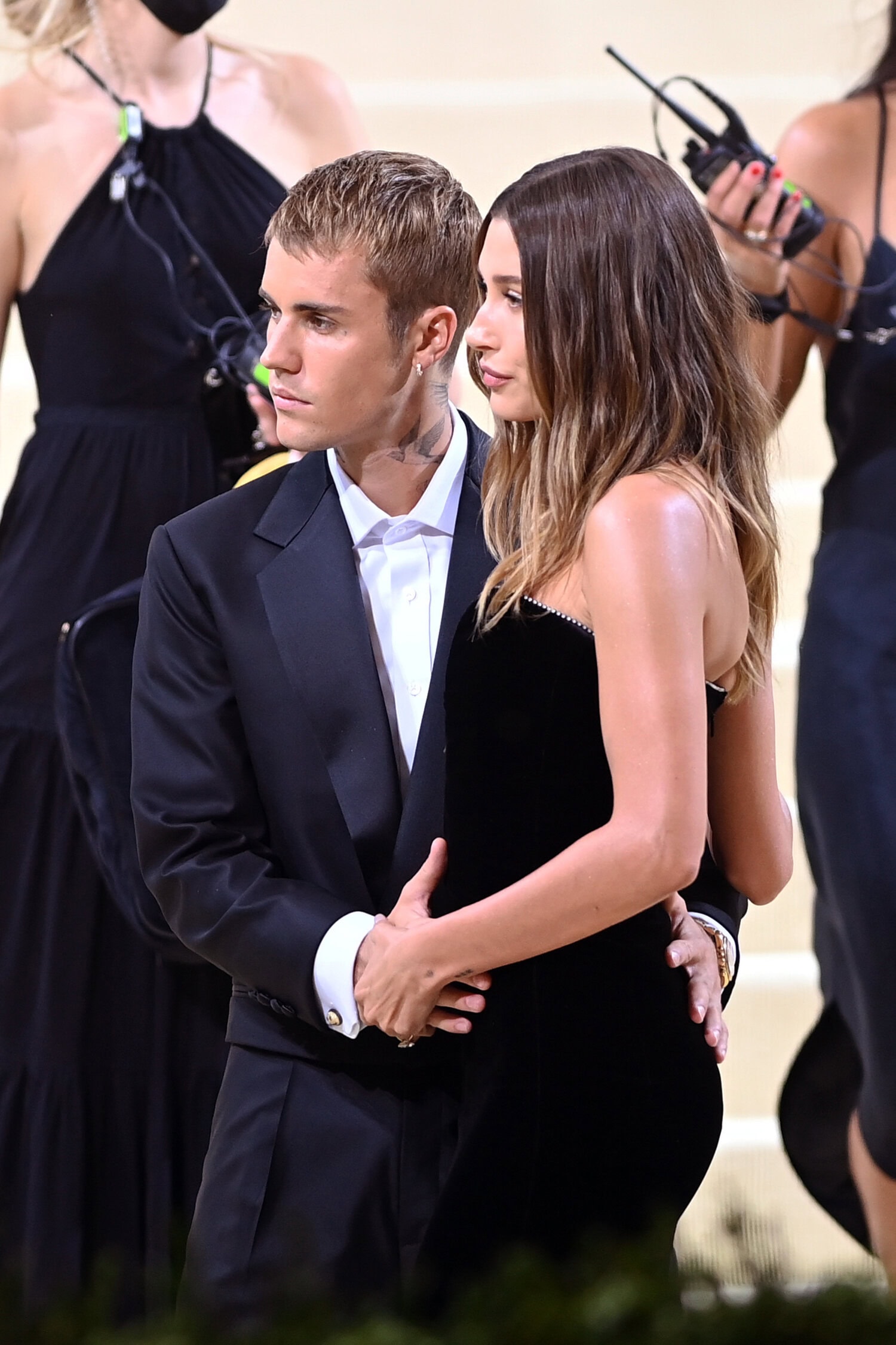 Justin Bieberin käsi vaimonsa vatsalla käynnisti huhumyllyn.