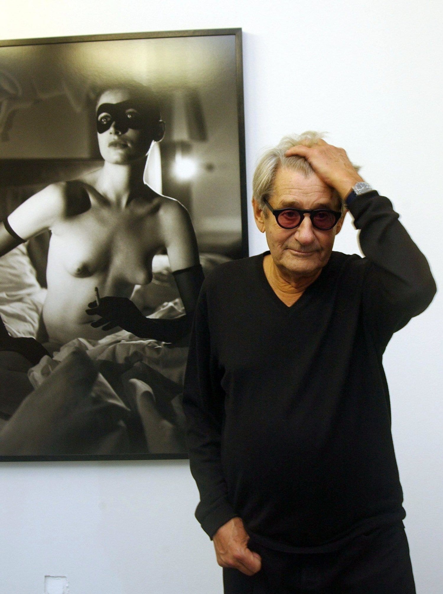 Helmut Newton työnsä äärellä.