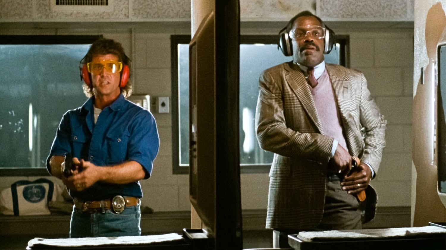 Mel Gibson (vas.) ja Danny Glover ensimmäisessä Tappava ase -elokuvassa.