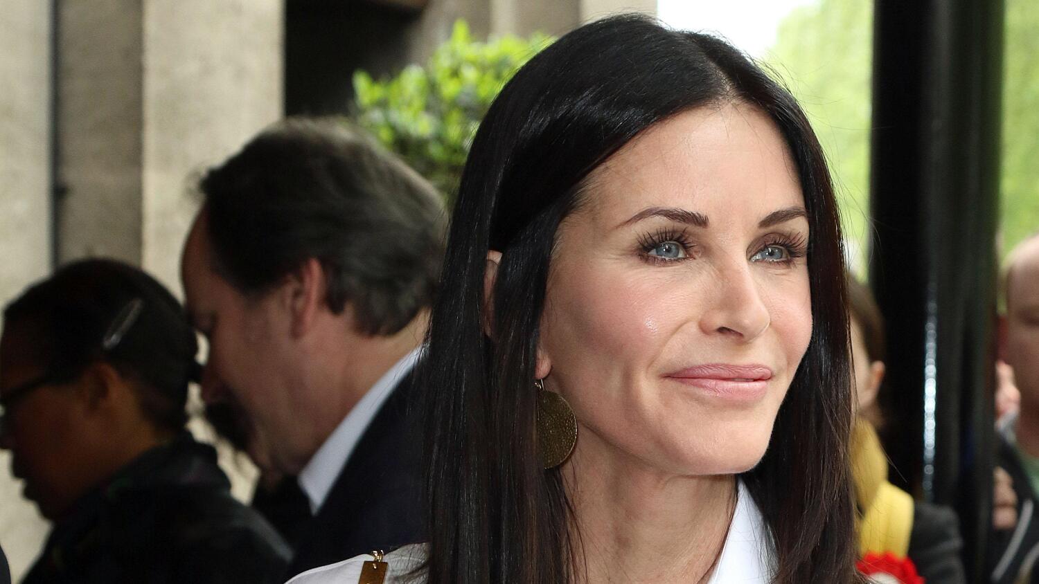 Cox esitti sarjassa Monicaa.