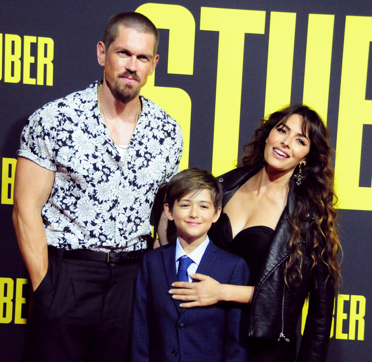 Shahi, hänen ex-aviomiehensä Steve Howey ja parin yhteinen poika edustivat punaisella matolla vuonna 2019.