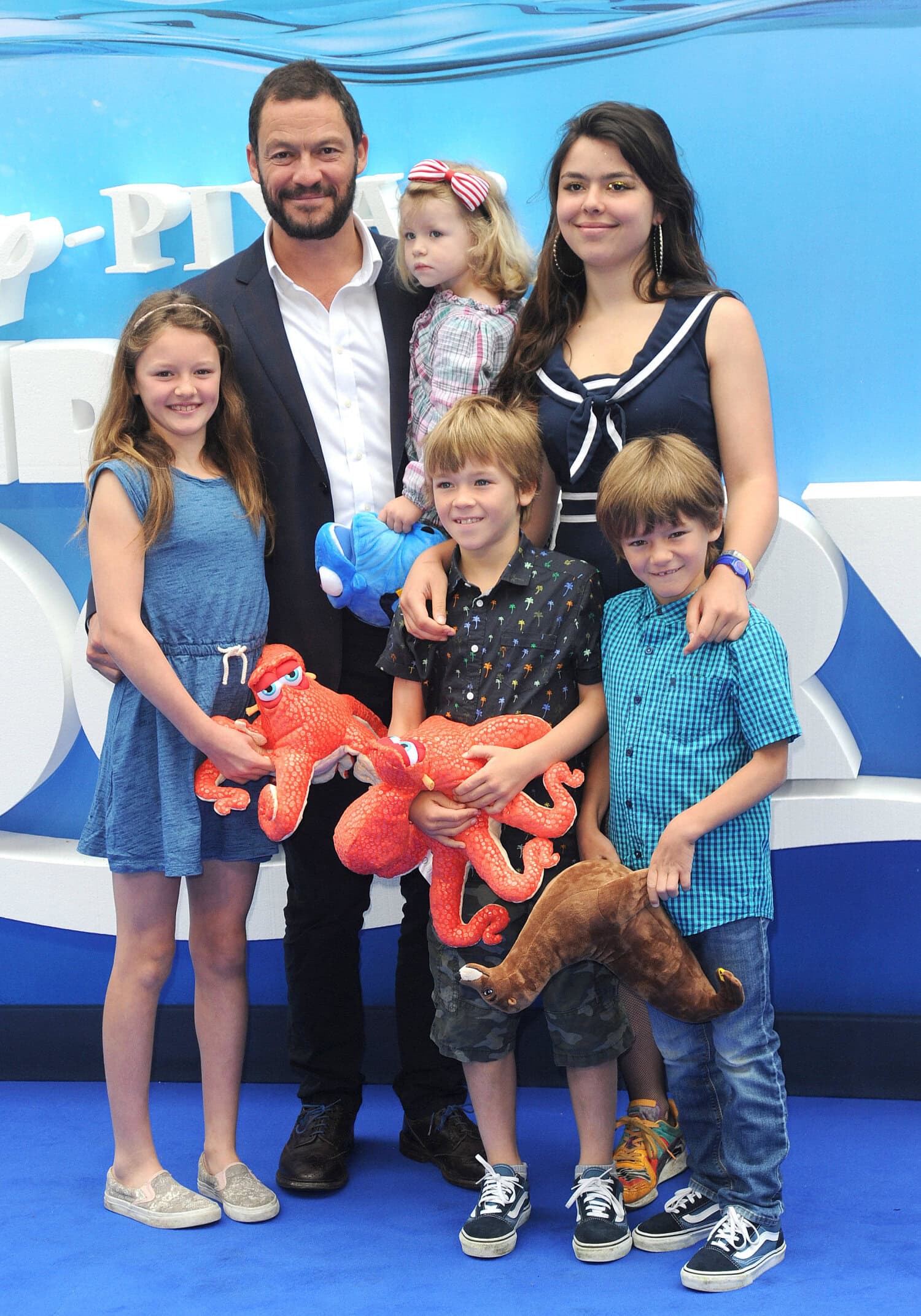 Dominic West perheineen vuonna 2016, Senan kuvassa keskellä.