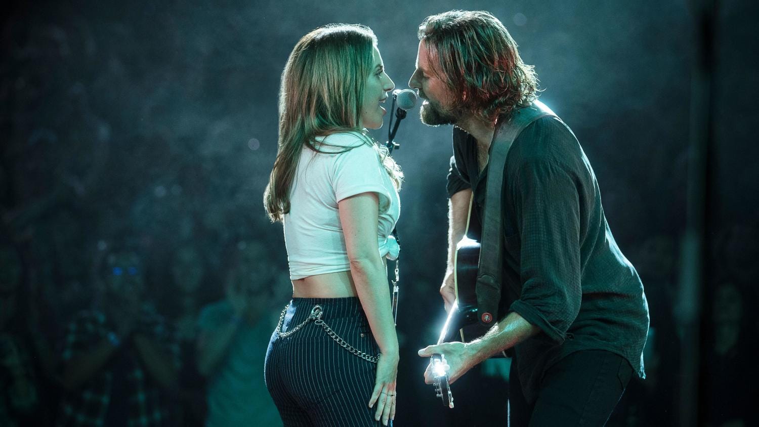 Lady Gaga ja Bradley Cooper A Star is Born -elokuvassa.