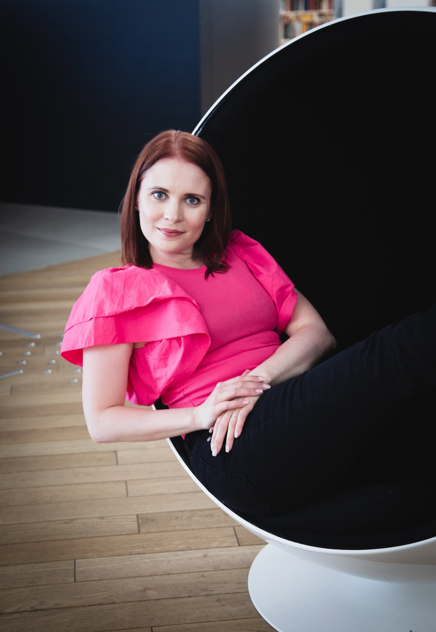 Natalil Lintala on näytellyt muun muassa Seinäjoen, Lahden ja Kuopion kaupunginteattereissa. Syyskuussa ensi-iltansa saa naisen esikoisohjaus Hyvinvointivalhe Seinäjoen kaupunginteatterissa.