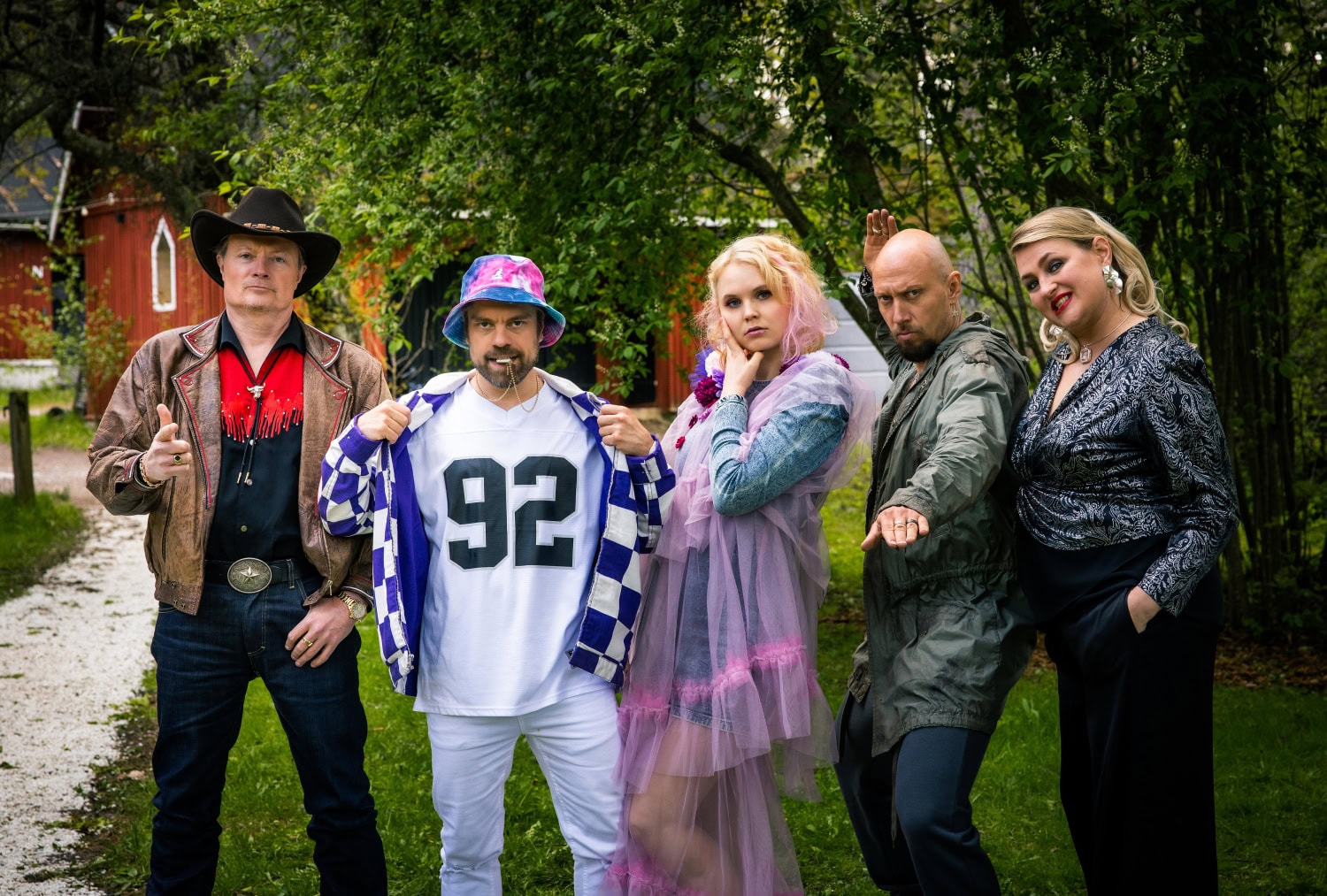 Karuselli-sarjassa ruudulle rynnistää joukko hyvin erilaisia henkilöhahmoja. Kuva ensimmäisestä jaksosta, jossa näyttelijöinä ovat muun muassa Kari Hietalahti, Joonas Saartamo, Ella Lymi, Petja Lähde ja Ria Kataja.