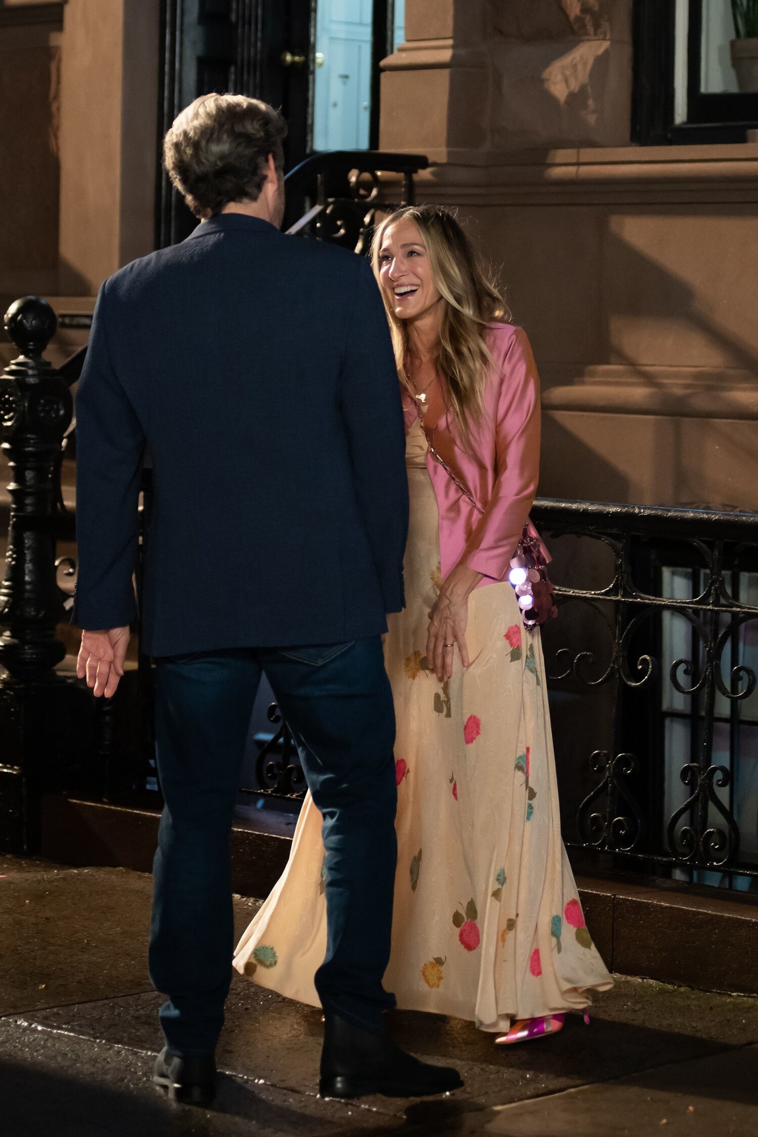 Kohtauksesta huolimatta Carrien nimettömässä kimmeltelee selvästi edelleen vihkisormus.