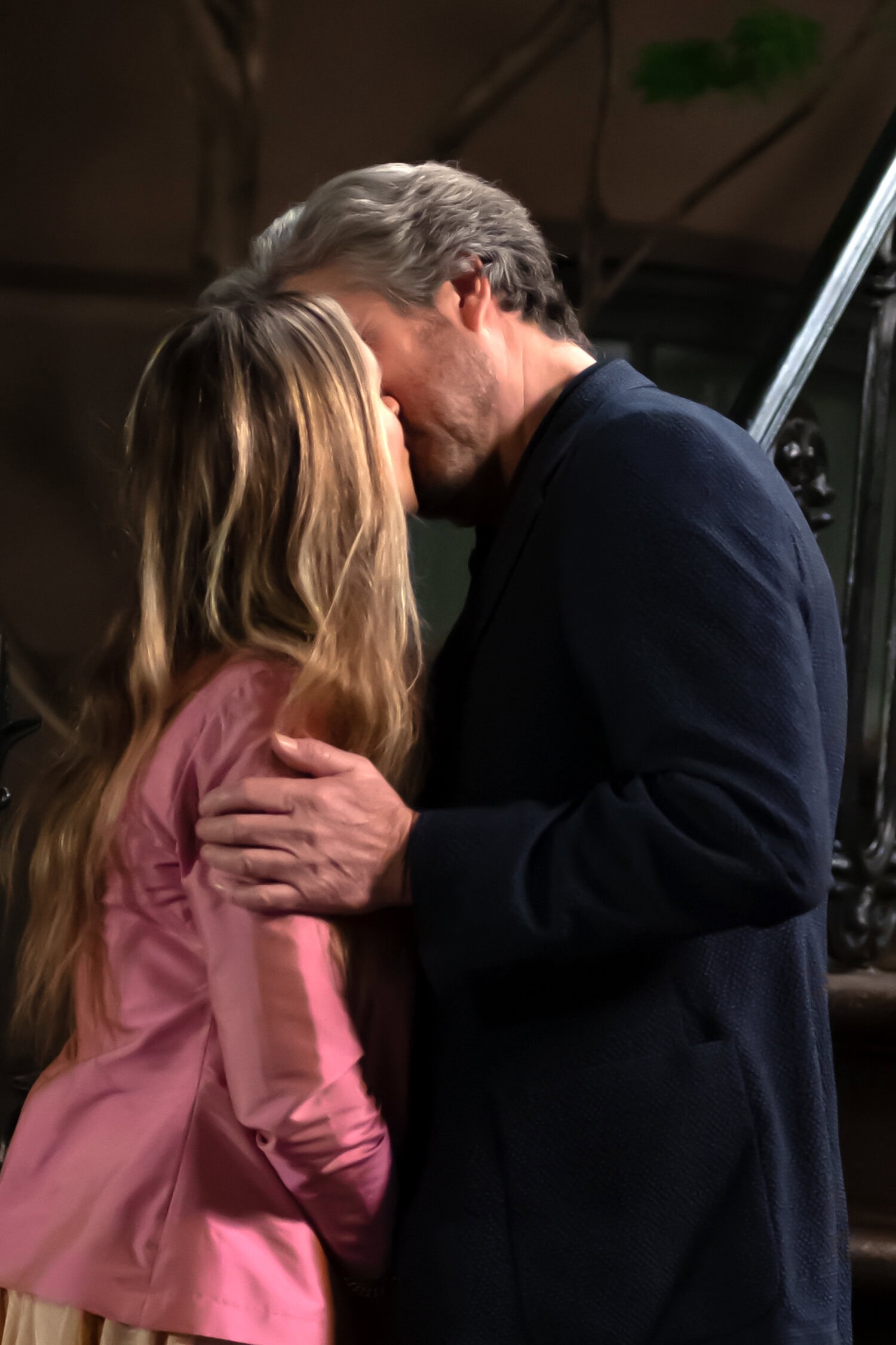 Kohtauksessa Carrie on saateltu asuntonsa portaille ja kaksikko vaihtaa hyvän yön suukon.