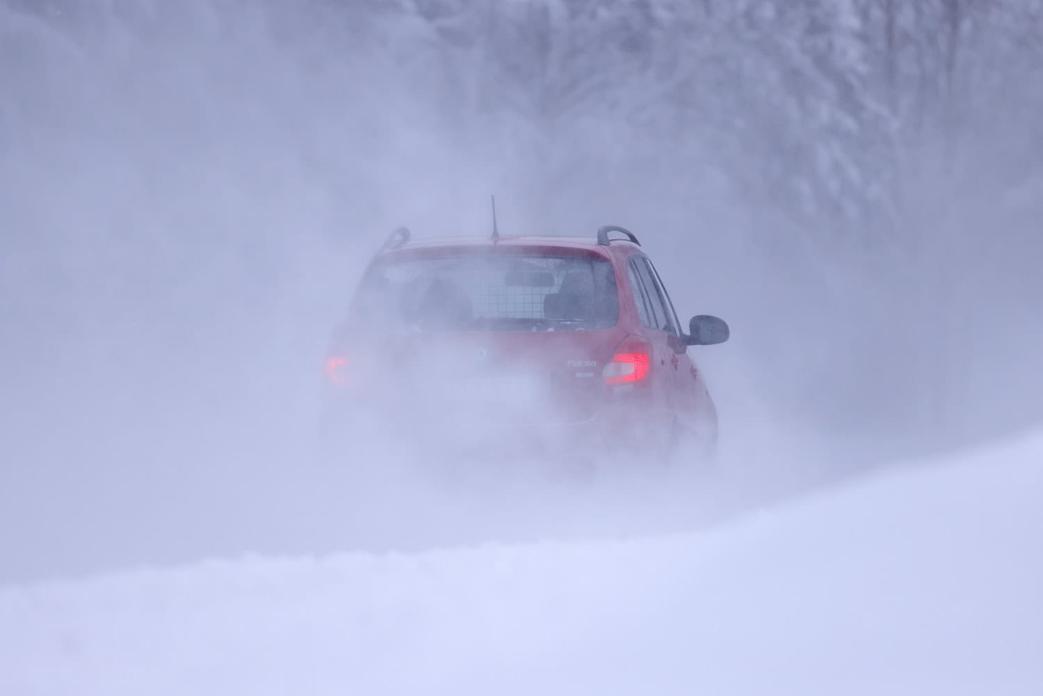 Pakkaskelillä pöllyävä lumi heikentää näkyvyyttä.