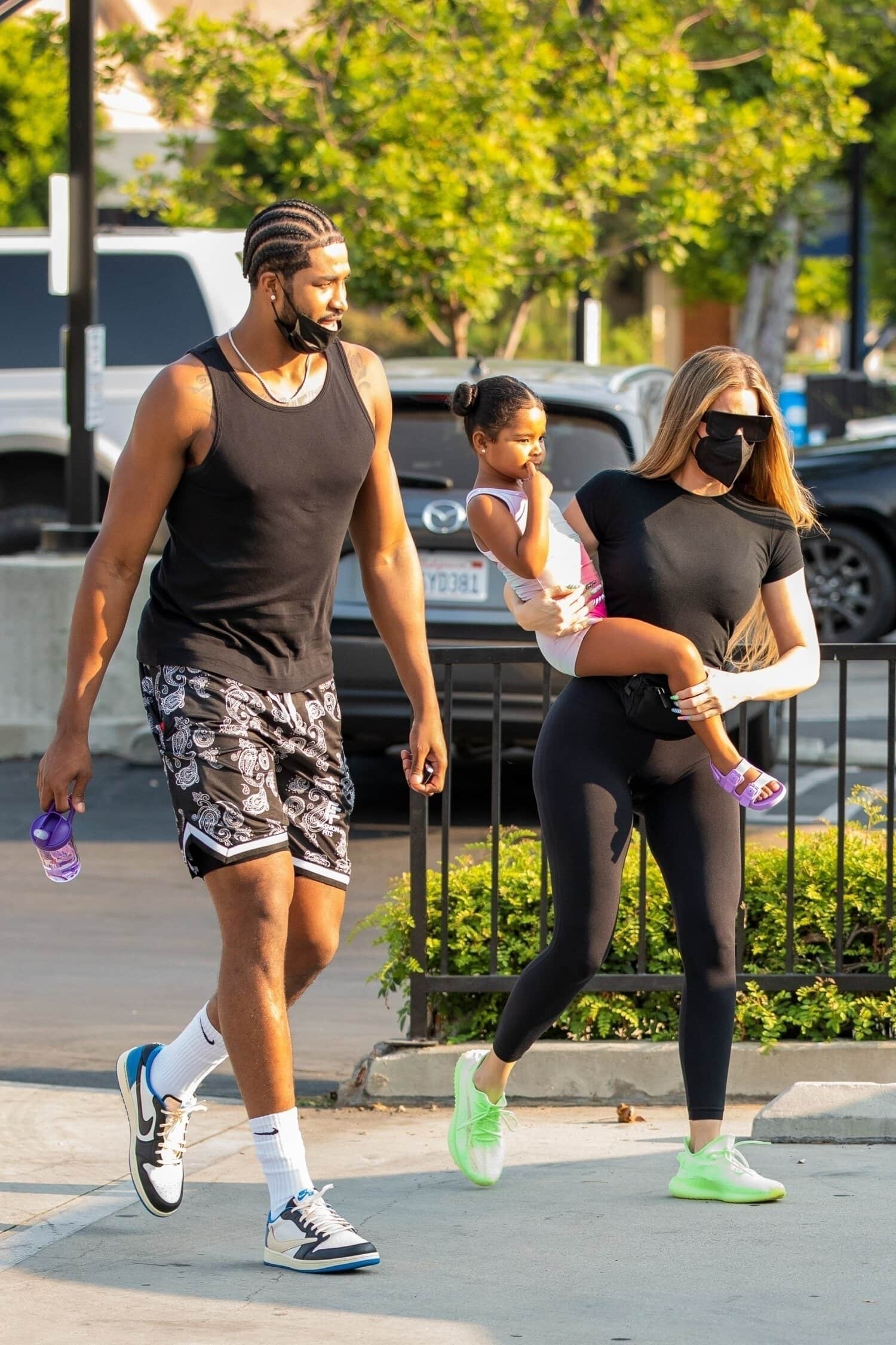 Tristan Thompson, True Thompson sekä Khloé Kardashian.