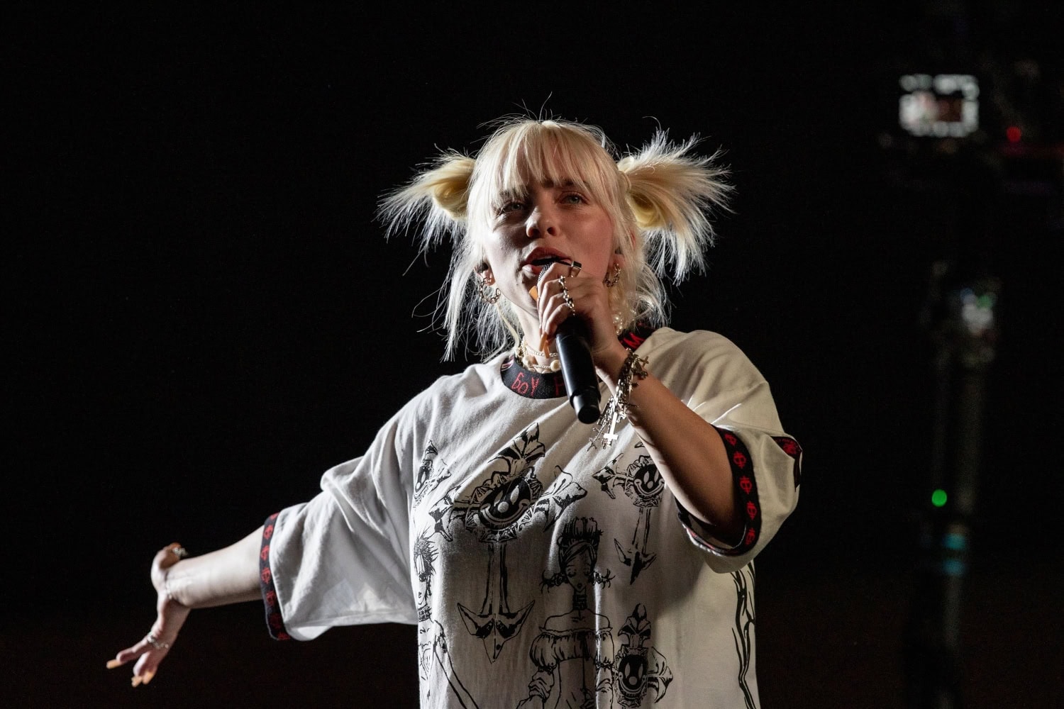 Billie Eilish kertoo, ettei hän koe tic-oireita esiintyessään.