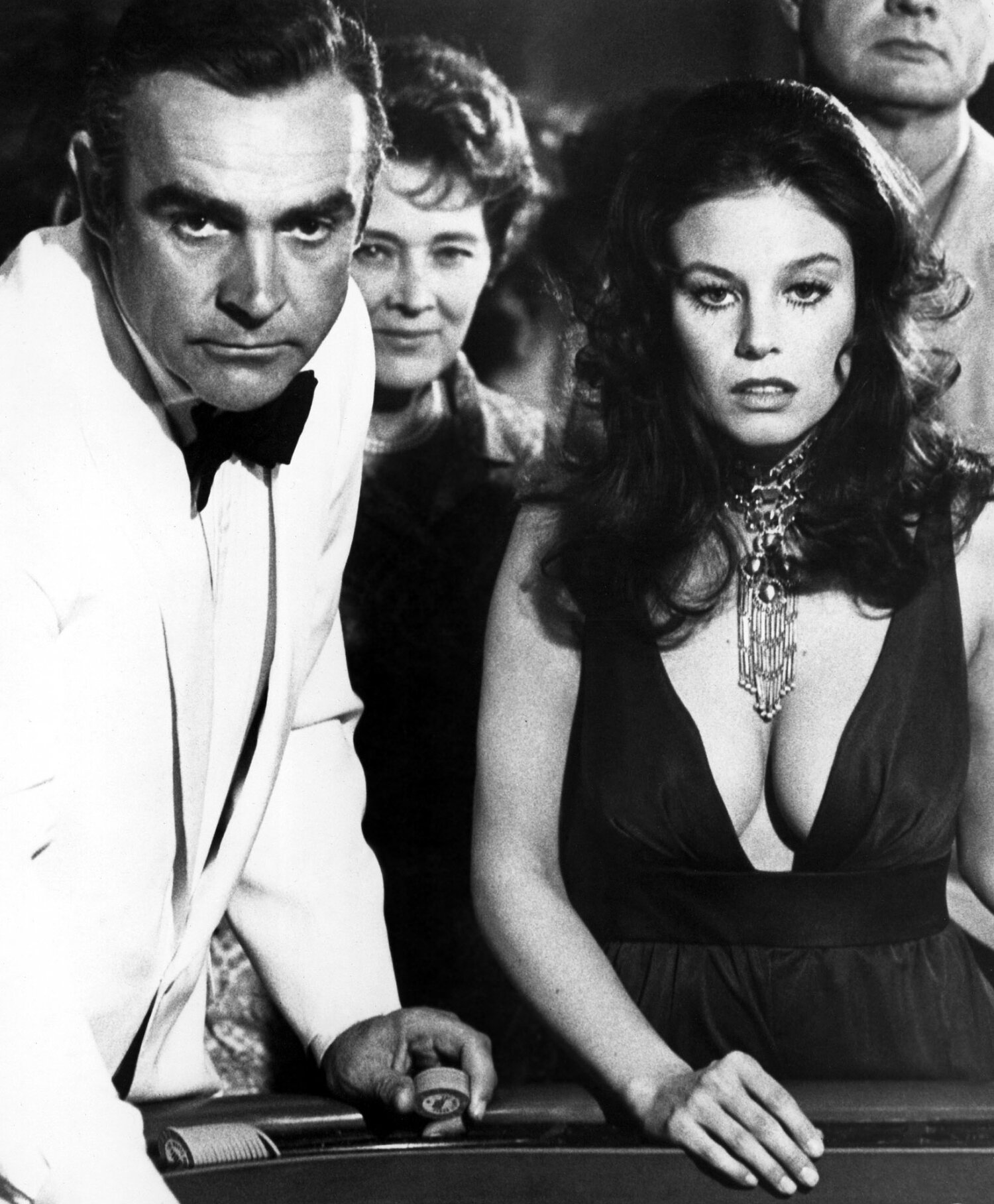 Sean Connery ja Lana Wood elokuvan Timantit ovat ikuisia kuvauksissa.