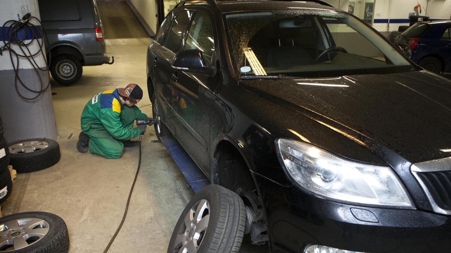 Talvirenkaisiin vaihtaminen hyvissä ajoin on paras tapa varautua liukkaisiin keleihin.