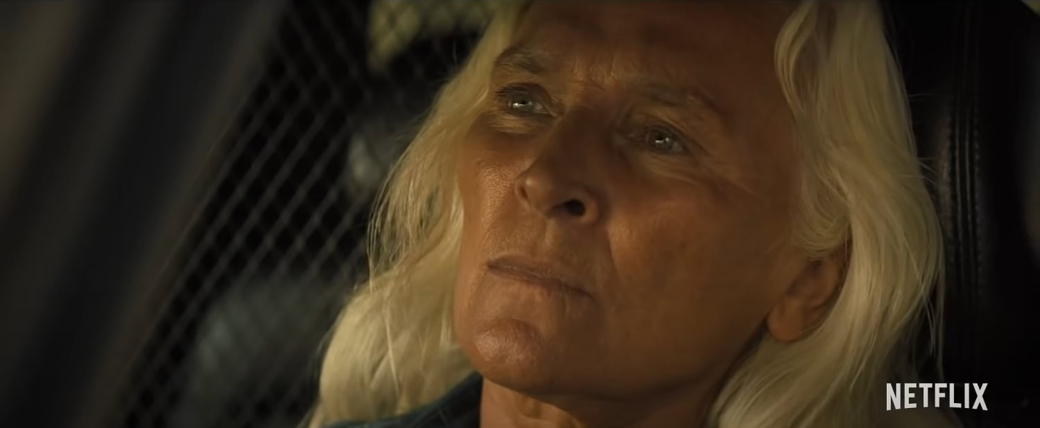 Fouérén roolihahmo Sally katsoo kuolleiden ystäviensä kuvaa ennen kostoretkelleen lähtöä.