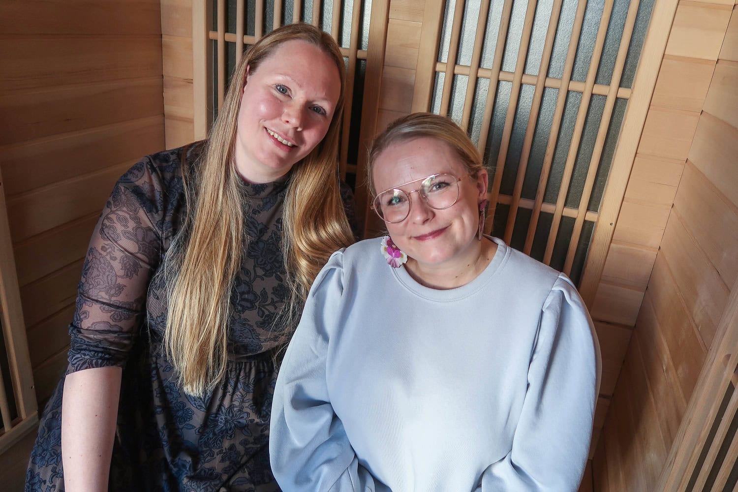 Imetyksen tuki ry:n Anna Groundstroem ja Tunne Rintasi Ry:n Karolina Lainepää sauna-rekvisiitan sisällä.